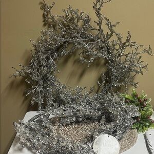 Silver Sequin Wreath & matching 5ft garland in good condition